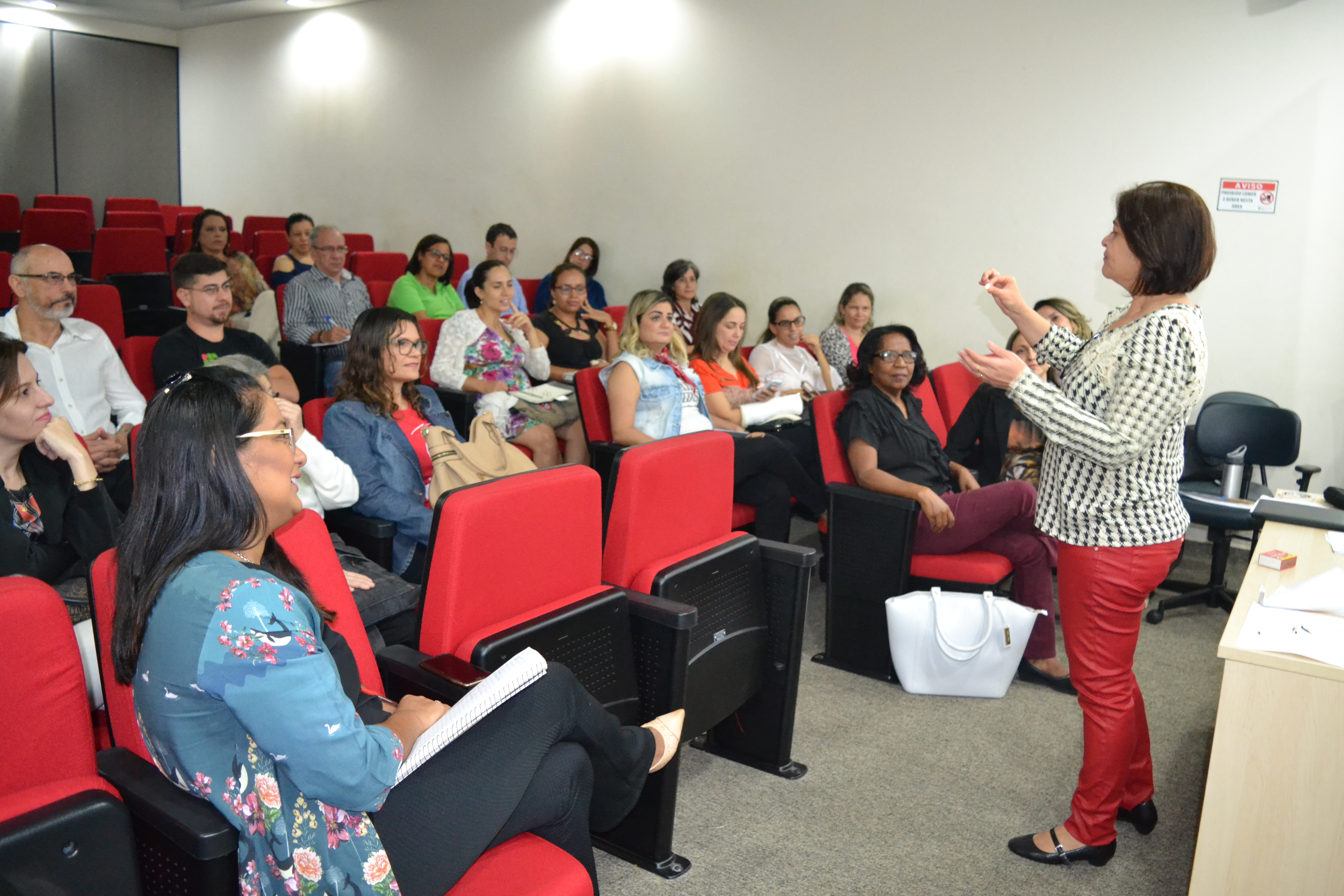 Equipe do CAPS ad i Girassol ministrou o curso Manejo do Uso de Drogas no Contexto Educacional, no Câmpus Goiânia.